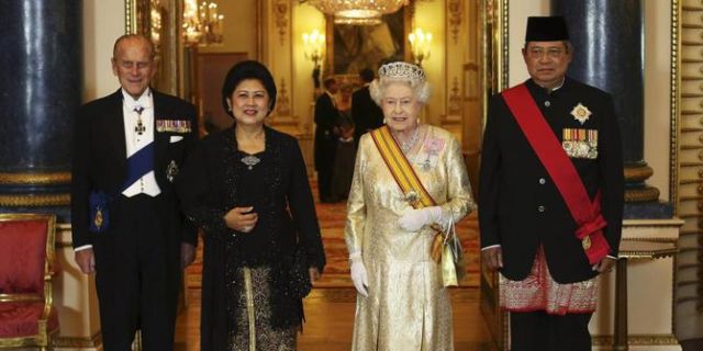 (dari kiri ke kanan) Pangeran Phillip, Ibu Negara Ani Yudhoyono, Sri Ratu Elizabeth II, dan Presiden ke-6 SBY, setelah penganugerahan gelar 