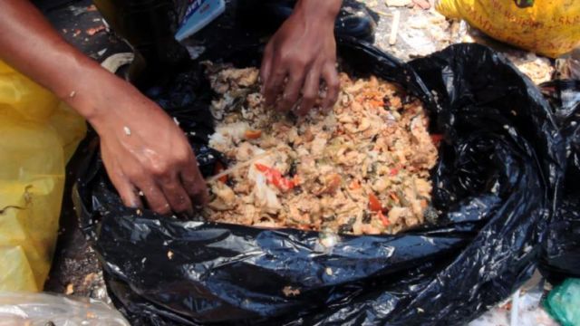 11 Aksi Makan 'Sampah' yang Makin Populer di Seluruh Dunia. Bahkan Ada Presiden yang Ikutan Lho! 24 11 Aksi Makan 'Sampah' yang Makin Populer di Seluruh Dunia. Bahkan Ada Presiden yang Ikutan Lho!