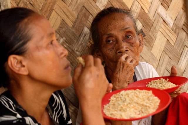 11 Aksi Makan 'Sampah' yang Makin Populer di Seluruh Dunia. Bahkan Ada Presiden yang Ikutan Lho! 26 11 Aksi Makan 'Sampah' yang Makin Populer di Seluruh Dunia. Bahkan Ada Presiden yang Ikutan Lho!