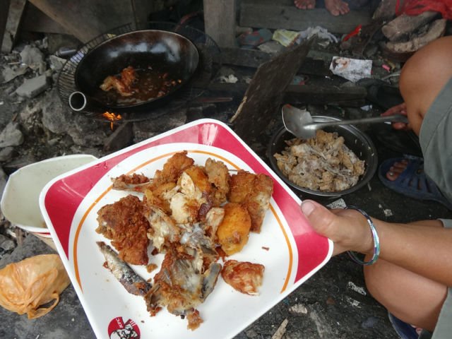 11 Aksi Makan 'Sampah' yang Makin Populer di Seluruh Dunia. Bahkan Ada Presiden yang Ikutan Lho! 25 11 Aksi Makan 'Sampah' yang Makin Populer di Seluruh Dunia. Bahkan Ada Presiden yang Ikutan Lho!