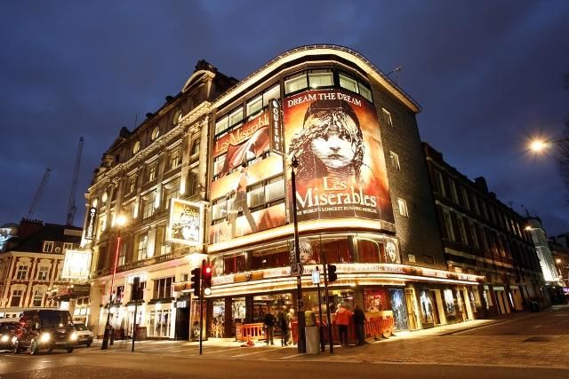 West End Theatre District Malam Hari