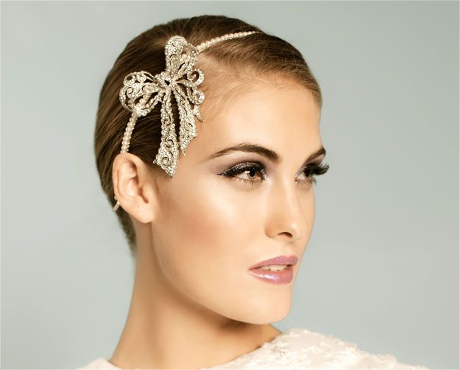 14 Ide Tatanan Rambut dan Hijab Pengantin dengan Aneka Side Tiara yang Memesona. Kunci Tampil Beda di Hari Istimewa
