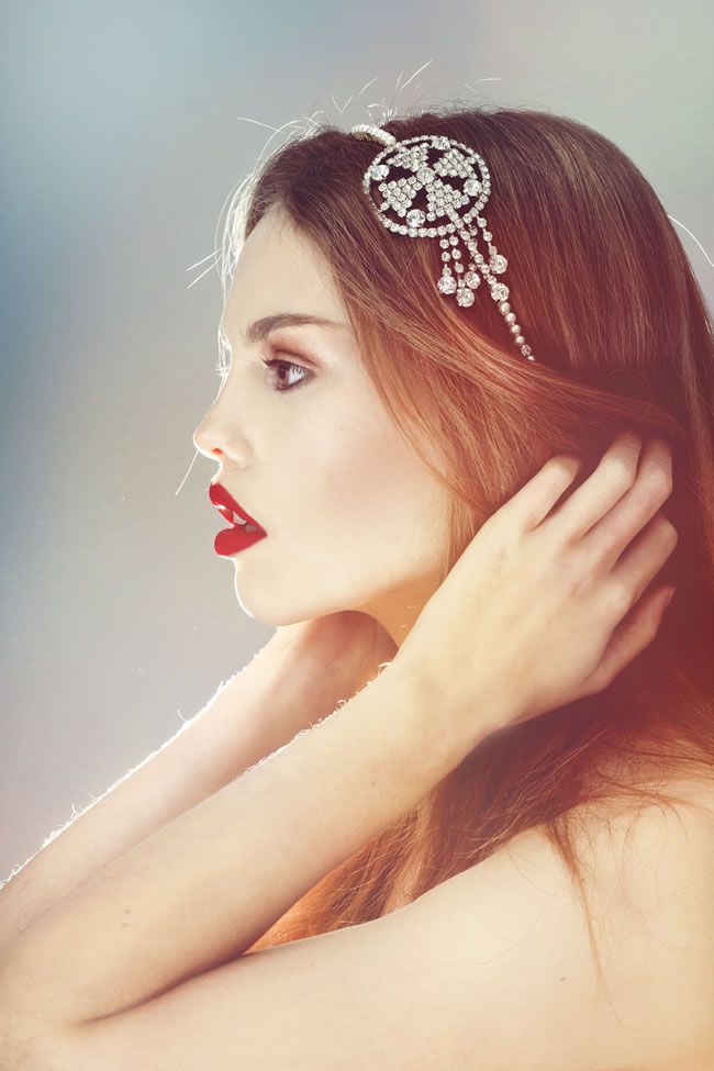 14 Ide Tatanan Rambut dan Hijab Pengantin dengan Aneka Side Tiara yang Memesona. Kunci Tampil Beda di Hari Istimewa