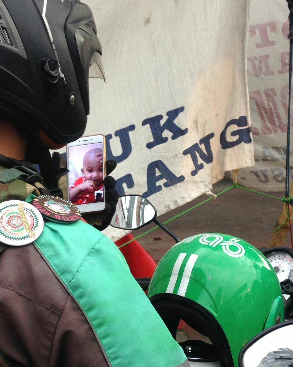 15 Potret Driver Ojol yang Nunjukin Gigihnya Mereka. Masih Belum Bersyukur dengan yang Kamu Punya?