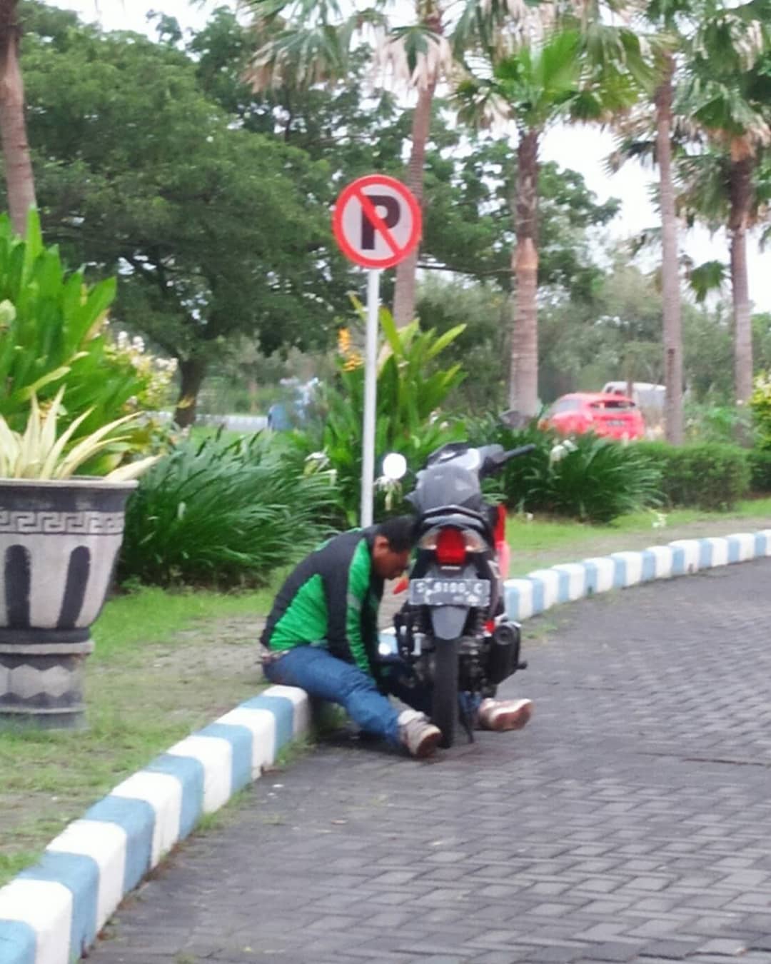 15 Potret Driver Ojol yang Nunjukin Gigihnya Mereka. Masih Belum Bersyukur dengan yang Kamu Punya?