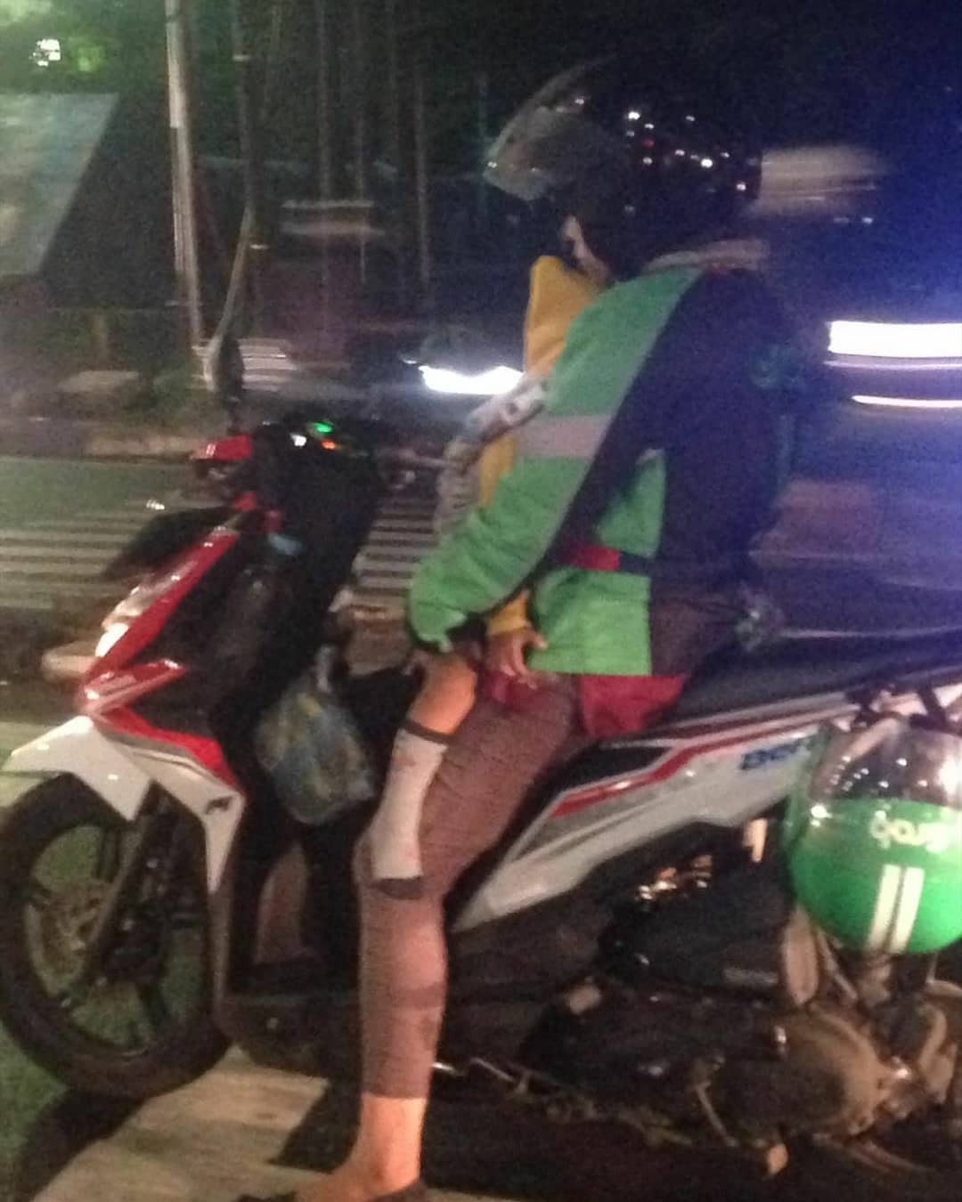 15 Potret Driver Ojol yang Nunjukin Gigihnya Mereka. Masih Belum Bersyukur dengan yang Kamu Punya?