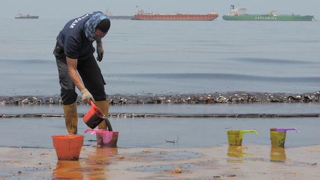 5 Fakta Soal Tumpahan Minyak di Balikpapan. Parah Banget, Sampai Keliatan dari Satelit