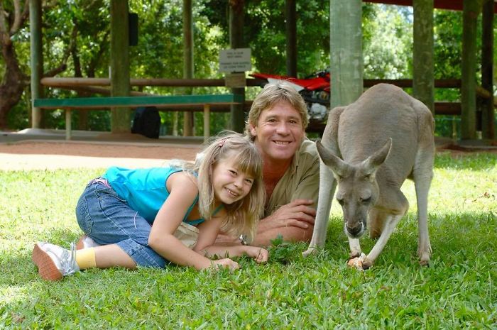 Kenalan sama Bindi Irwin, Yuk! Gadis Cantik Asal Australia yang Akrab Banget dengan Binatang Buas