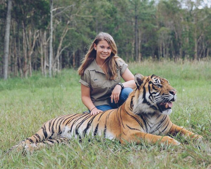 Kenalan sama Bindi Irwin, Yuk! Gadis Cantik Asal Australia yang Akrab Banget dengan Binatang Buas