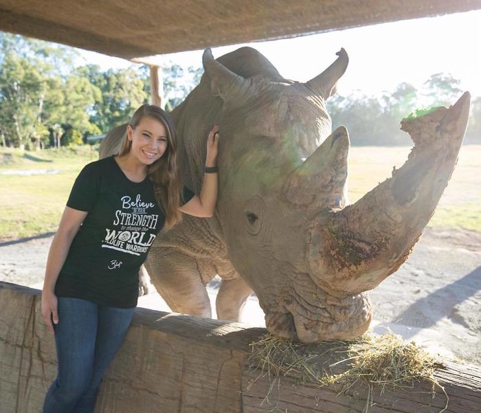 Kenalan sama Bindi Irwin, Yuk! Gadis Cantik Asal Australia yang Akrab Banget dengan Binatang Buas