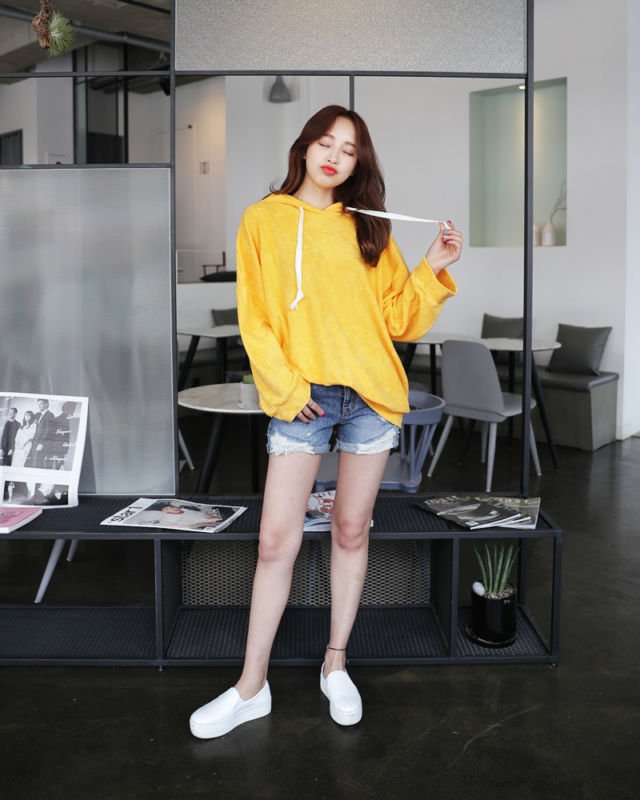 Padanan Anti Norak buat Atasan Warna Kuning Mustard. Selain Bikin Cerah Kulit, Juga Tak Mencolok di Mata