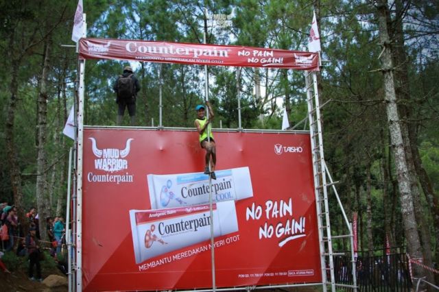 8 Potret Perjuangan Peserta Counterpain Mud Warrior 4. Nggak Jauh Beda Sama Waktu Kamu Menaklukkan Hati Mertua