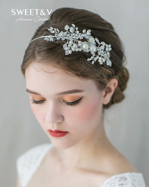14 Ide Tatanan Rambut dan Hijab Pengantin dengan Aneka Side Tiara yang Memesona. Kunci Tampil Beda di Hari Istimewa