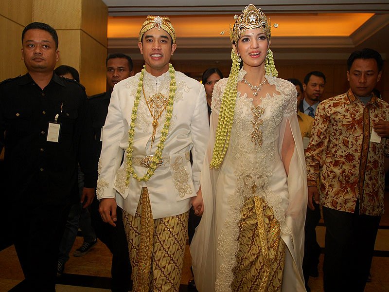 10+ Potret Nia Ramadhani dari Awal Karier Sampai Jadi Ibu 3 Anak. Awet Muda dan Tambah Cantik Saja deh!