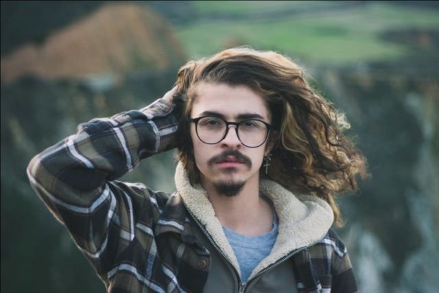 Agar Kesan Selengean dan Urakan Menghilang, 5 Tips Outfit untuk Pria Rambut Gondrong Perlu Kamu Terapkan