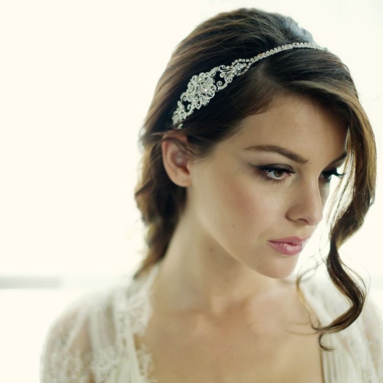 14 Ide Tatanan Rambut dan Hijab Pengantin dengan Aneka Side Tiara yang Memesona. Kunci Tampil Beda di Hari Istimewa