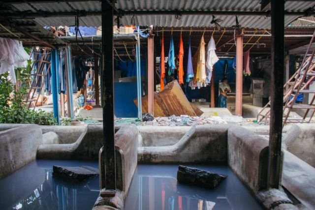 Yuk, Intip Potret Laundry Manual Terbesar di Dunia Ini. Nyucinya Masih Pakai Tangan Lho!