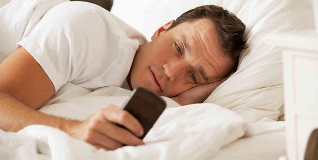 bangun tidur kok pegang gadget?