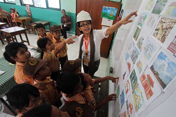 menebar manfaat bagi orang sekitar