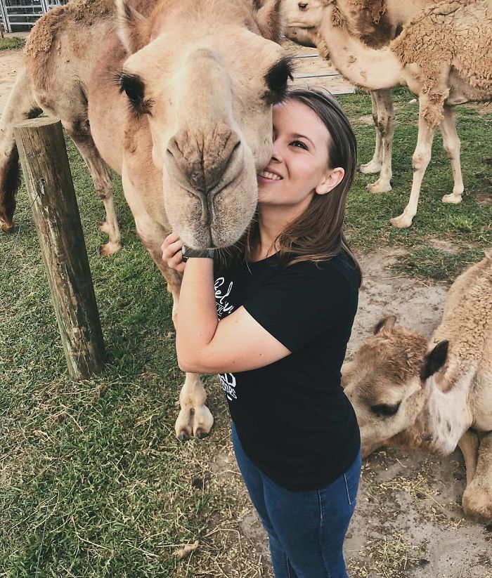 Kenalan sama Bindi Irwin, Yuk! Gadis Cantik Asal Australia yang Akrab Banget dengan Binatang Buas