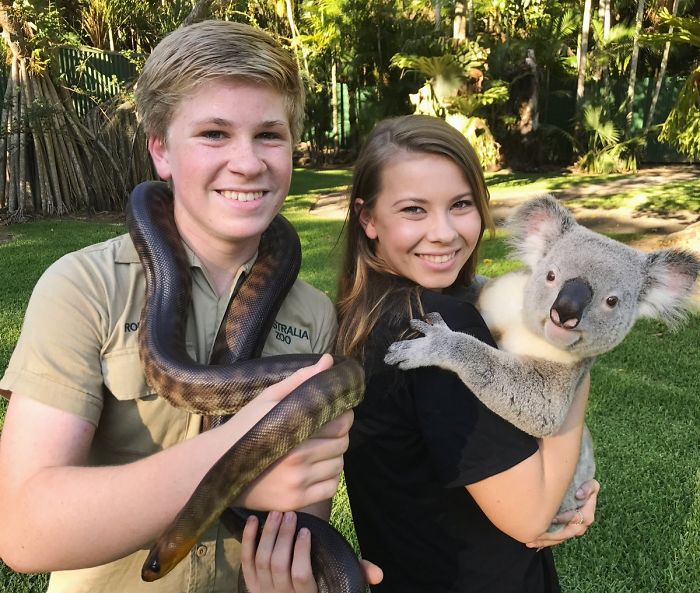 Kenalan sama Bindi Irwin, Yuk! Gadis Cantik Asal Australia yang Akrab Banget dengan Binatang Buas