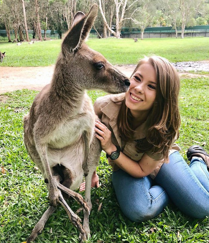 Kenalan sama Bindi Irwin, Yuk! Gadis Cantik Asal Australia yang Akrab Banget dengan Binatang Buas