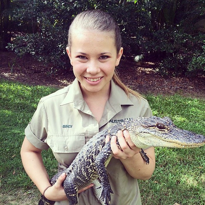 Kenalan sama Bindi Irwin, Yuk! Gadis Cantik Asal Australia yang Akrab Banget dengan Binatang Buas