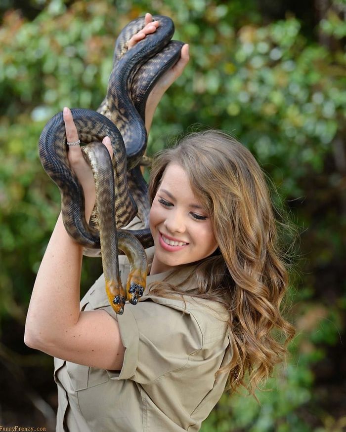 Kenalan sama Bindi Irwin, Yuk! Gadis Cantik Asal Australia yang Akrab Banget dengan Binatang Buas