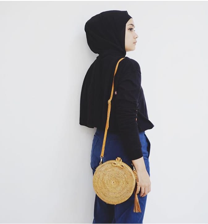 13+ Inspirasi Busana Hijab Simpel Minimalis Ala Ayudia Bing Slamet. Cocok Buatmu yang Anti Ribet