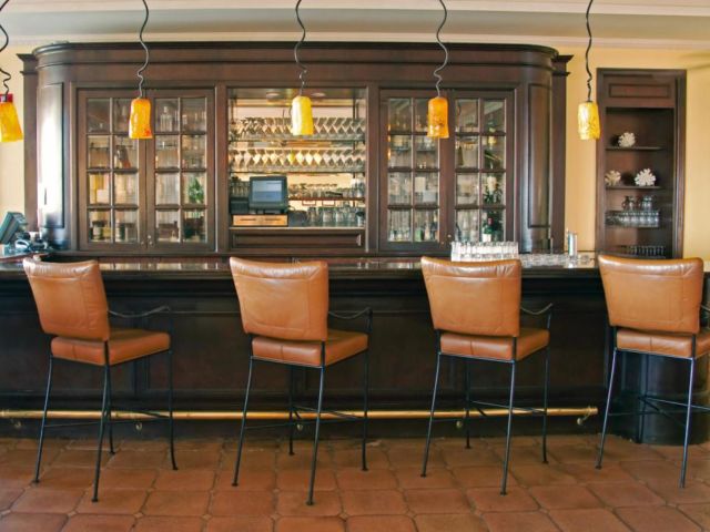 bar dengan kabin penyimpanan