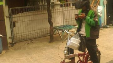 Antar Orderan Pakai Sepeda, Cerita Abang Ojol Satu Ini Berhasil Bikin Mewek Warganet