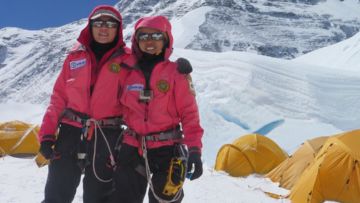 Dua Srikandi Indonesia Baru Saja Menjejakkan Kaki di Puncak Everest. Indonesia Patut Berbangga!