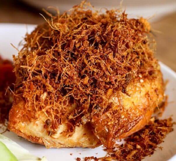 Ayam goreng dengan taburan lengkuas