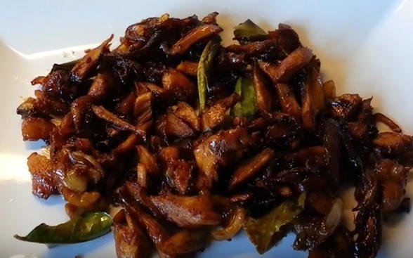 Kamu bisa memanfaatkan ayam goreng sisa semalam