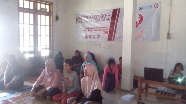 Mahasiswi Farmasi UNS Memperkenalkan AKU (Apoteker Keluarga Unggulan) untuk Dijadikan Prototipe IAI