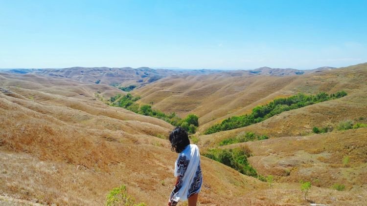Menikmati Senja di Bukit Wairinding, Surga yang Tertinggal di Tanah Sumba yang Bikin Merinding!