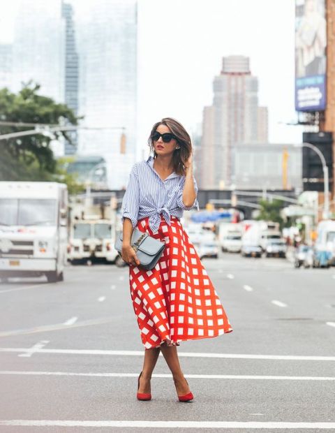 Cara Simpel Memadukan Atasan Garis-Garis dengan Aneka Bawahan Biar Nggak Dikira 'Zebra Cross' 1 printed midi skirt