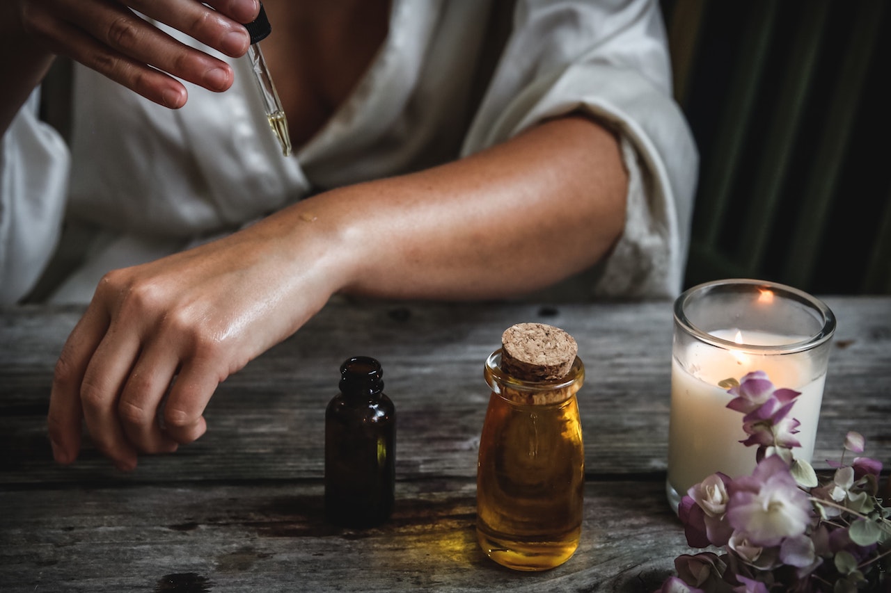 7 Khasiat Body Oil Ini Bikin Kamu Ternganga. Lotion Belum Ada Apa-apanya