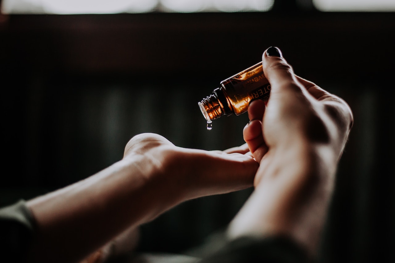 7 Khasiat Body Oil Ini Bikin Kamu Ternganga. Lotion Belum Ada Apa-apanya