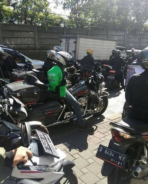 6 Suka Duka Punya Pacar Driver Ojol. Bikin Bangga tapi Kadang Bikin Was-Was Juga