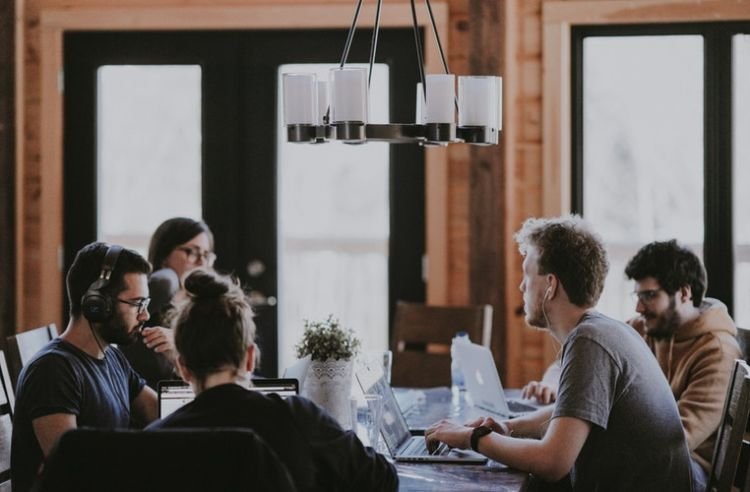 10 Sinyal Tipis Pasangan Punya Hubungan Rahasia dengan Rekan Sekantor. Waspada Lebih Dini Nih