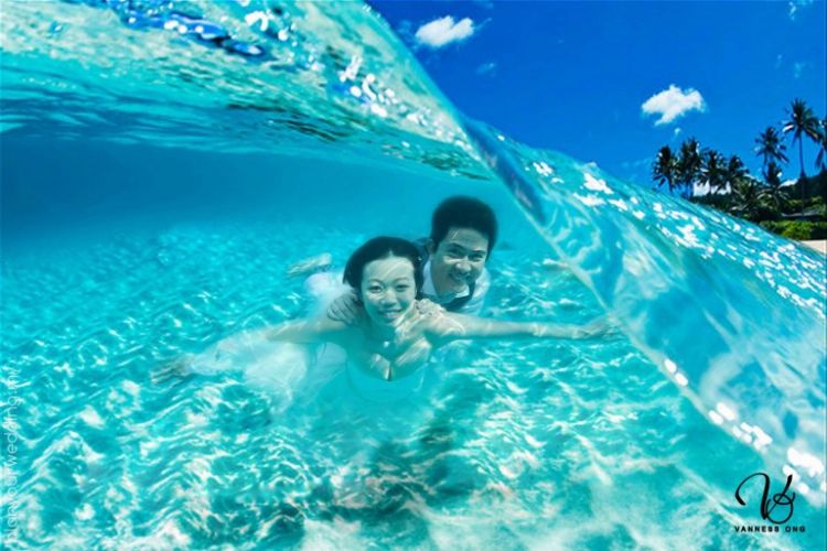 10+ Inspirasi Foto Pre-Wedding Cantik nan Artistik di Bawah Air. Susah, Tapi Hasilnya Bikin Puas