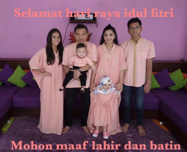 12 Baju Lebaran Keluarga Selebritas Ini Bisa Disontek Modelnya. Makin Kompak Pas Foto Bersama