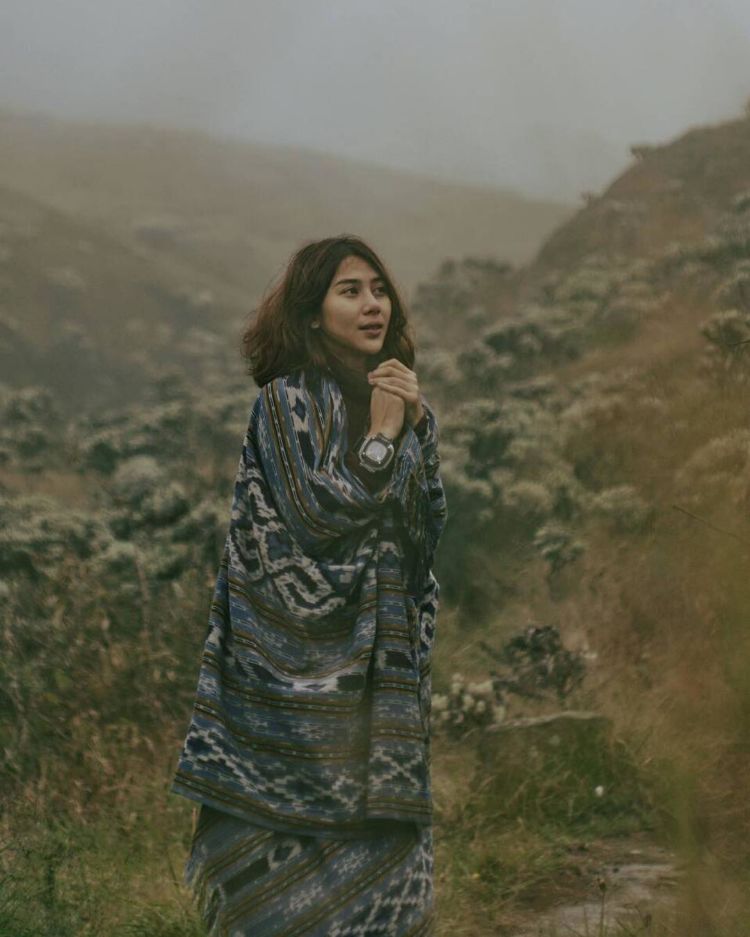 Adinda Thomas, Pendaki Cantik yang Hobi Mendaki Gunung. Yuk Kepoin Fotonya yang Kece Abis!