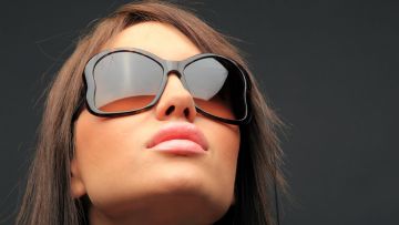 6 Alasan Kesehatan Bahwa Memakai Kacamata Hitam itu Penting