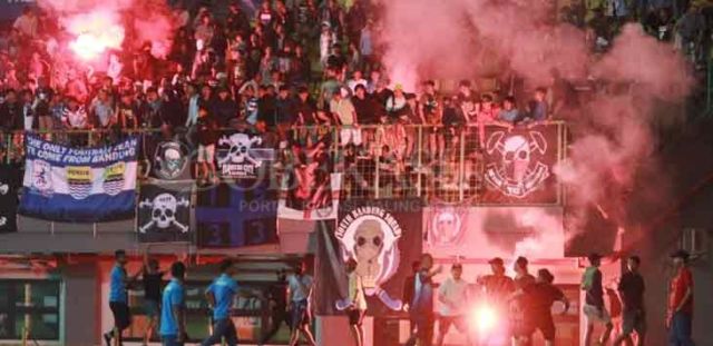Ricuh di stadion