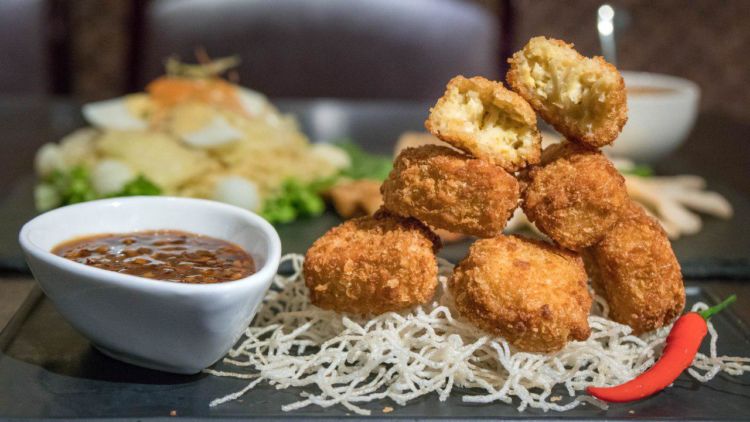 Jangan Ngaku Pintar Masak Kalau Kamu Belum Bisa Bikin Bola Indomie Goreng Ini. Menantang Banget!