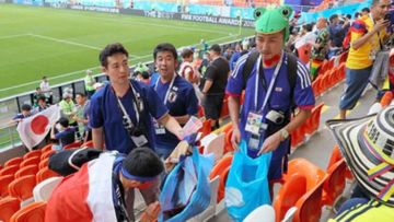 Suporter Jepang dan Senegal Kompak Bersihkan Sampah di Stadion. Aksi Berkelas yang Patut Ditiru!