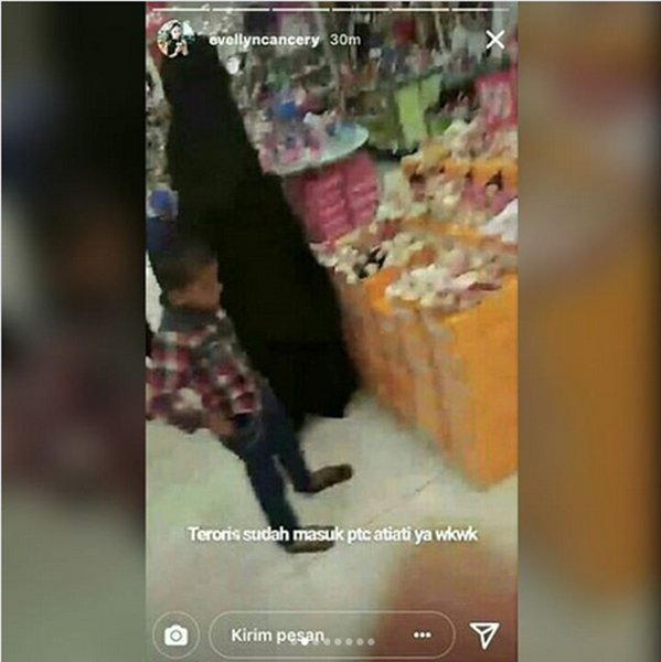 Bilang Ibu-Ibu Bercadar Sebagai Teroris, Candaan Cewek ini Bikin Geram Warganet. Kebangetan!