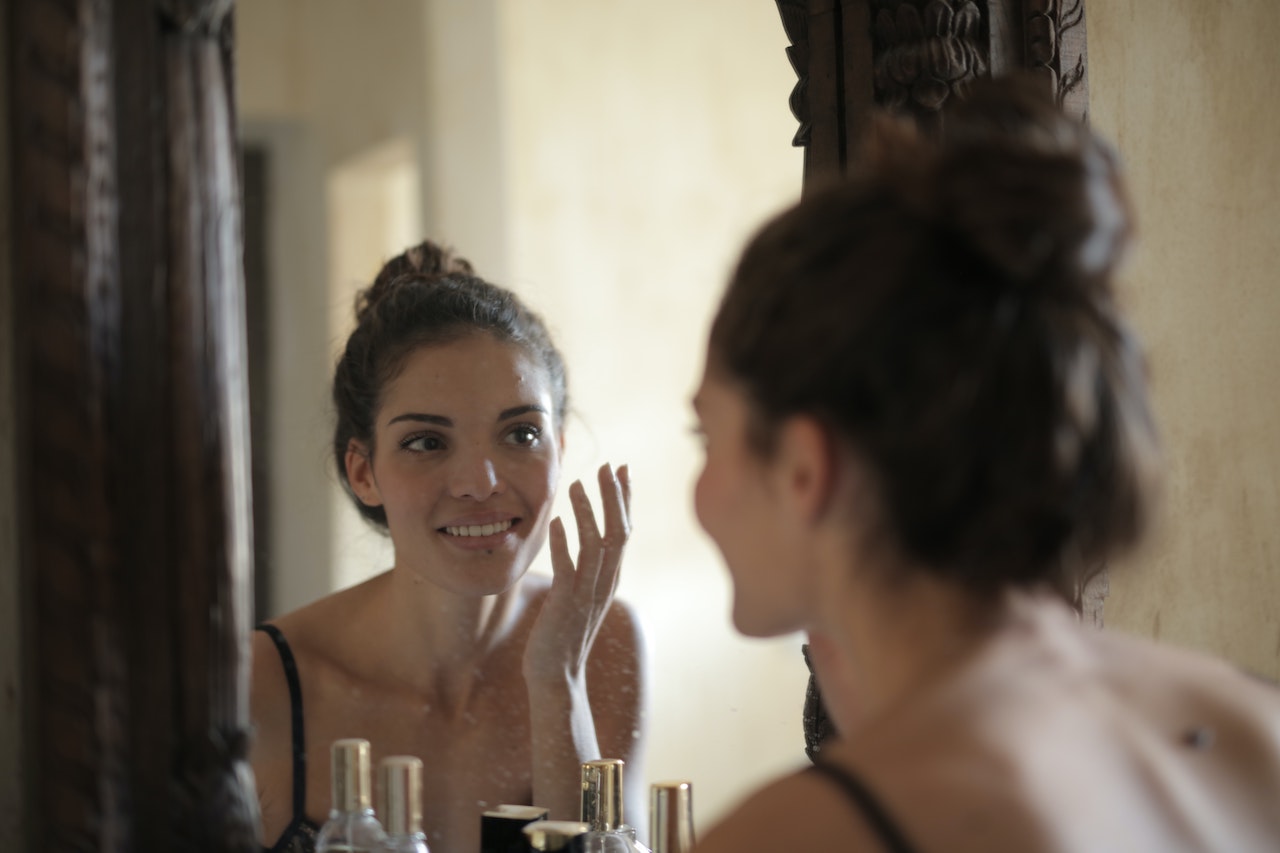 6 Tips Skincare yang Kerap Digunakan Para Ahli Perawatan Kulit. Ya Benar Saja Mereka Cantik-cantik